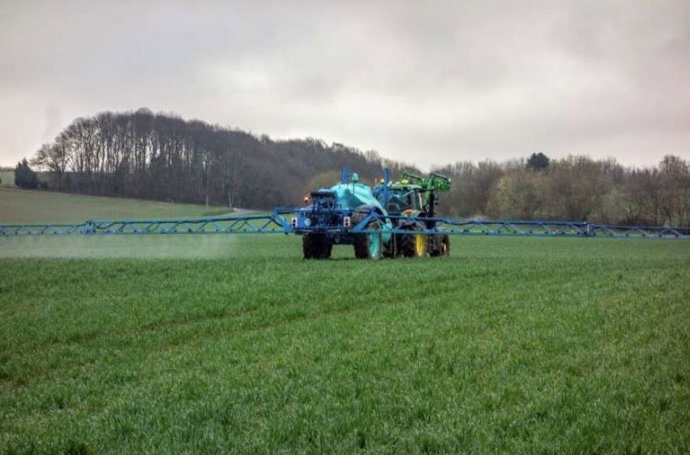 Aplicación de fertilizantes en suelo agrícola.