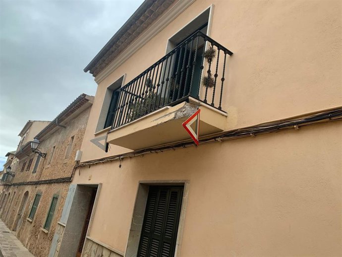 Señales de ceda el paso colgadas en un balcón.