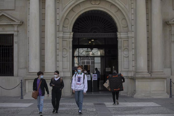 Archivo - Varios estudiantes en una de las entradas del edificio del Rectorado de la Universidad de Sevilla, foto de archivo