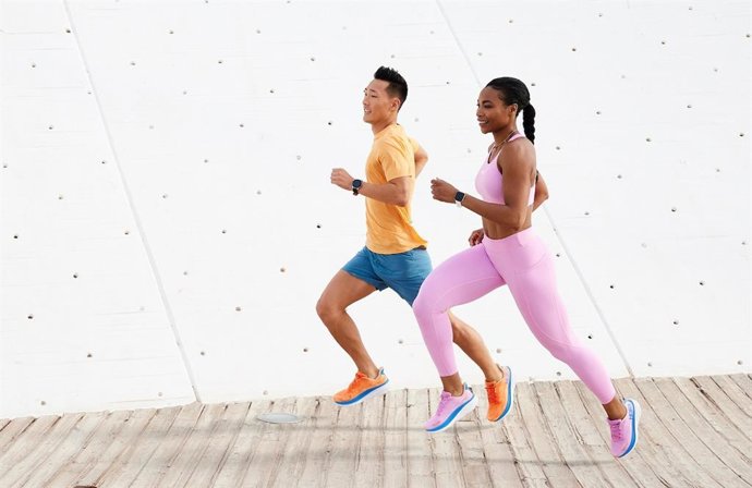 Las zapatillas Hoka Clifton 9 vuelven más ligeras y con más amortiguación.