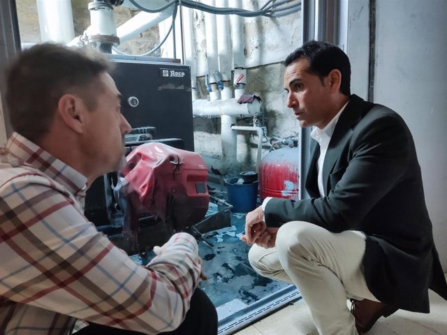 Solano contempla la caldera incendiada en el Conservatorio Ramón Garay