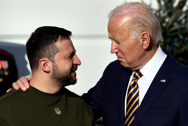Archivo - El presidente de Ucrania, Volodimir Zelenski, junto a su homólogo estadounidense, Joe Biden