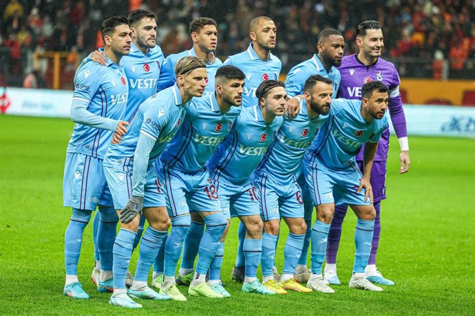 Los jugadores del Trabzonspor turco, posan antes de un partido de Liga. 