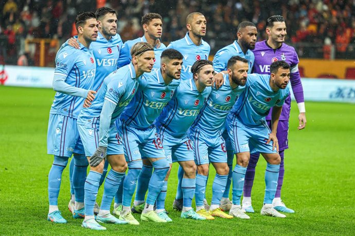 Team of Trabzonspor during the Turkish championship Super Lig football match between Galatasaray and Trabzonspor on February 5, 2023 at Nef Stadyumu in Istanbul, Turkey - Photo Orange Pictures / DPPI