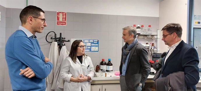 El delegado de Empleo visita uno de los proyectos 'Investigo'.