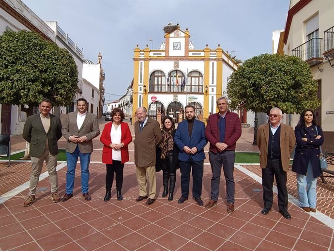 Villalobos y Moreno visitan la Plaza de España tras la remodelación con fondos del Plan Contigo.
