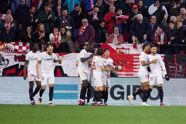 Youssef En-Nesyri (Sevilla FC) celebra un gol junto a sus compañeros en LaLiga Santander 2022-2023, en el Ramón Sánchez-Pizjuan.
