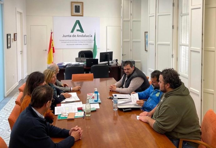 La delegada territorial de Desarrollo Educativo y Formación Profesional, Isabel Paredes, reunida con representantes del Centro de Educación Infantil y primaria Guadalete, de El Torno (Cádiz)