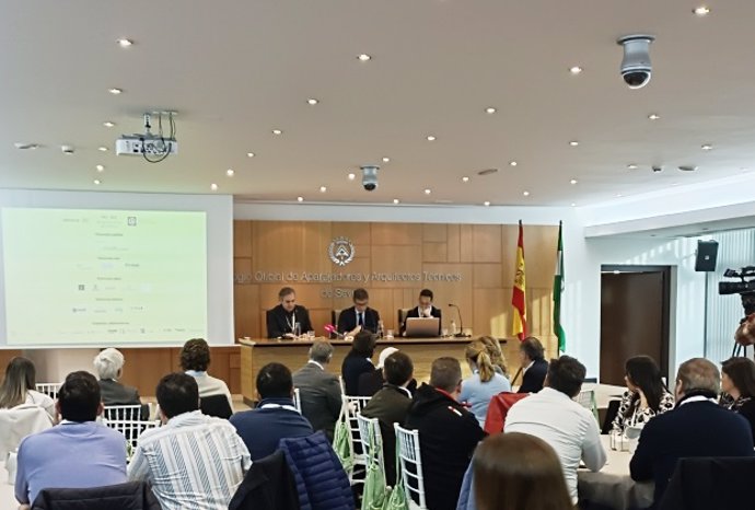 Presentación del proyecto 'Rehabilitaverde Sevilla' sobre viviendas sostenibles que impulsa el Colegio de Aparejadores y el Ayuntamiento.