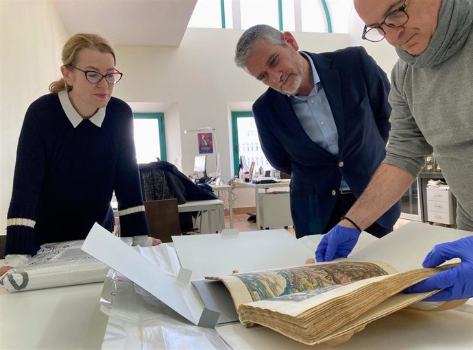 El concejal de Cultura, Javier Ceruti, observa los volúmenes del Civitates Orbis Terrarum.