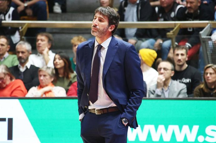 Archivo - Alex Mumbrú durante un partido del Valencia Basket