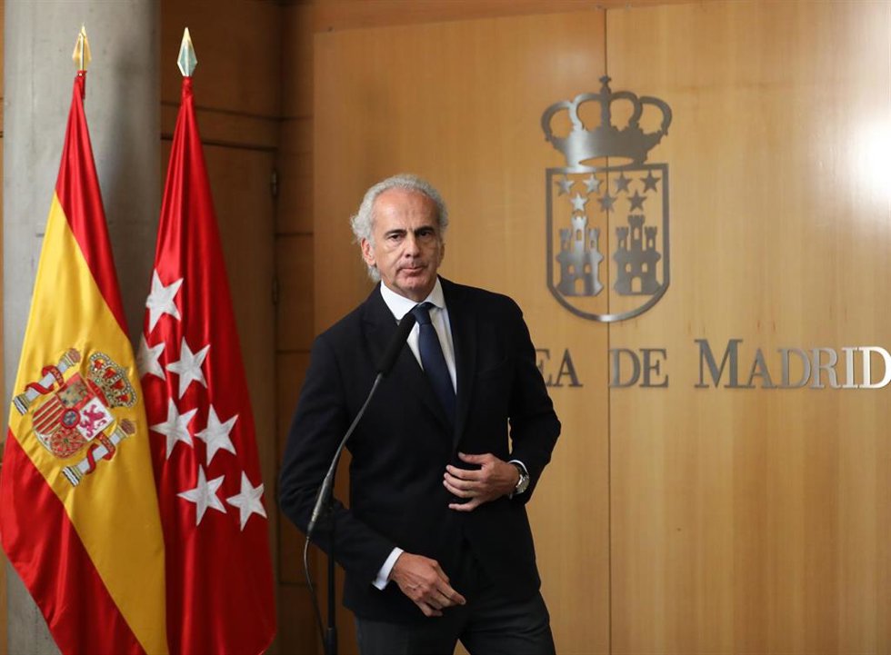 Archivo - El consejero de Sanidad de la Comunidad de Madrid, Enrique Ruiz Escudero, en una sesión plenaria en la Asamblea de Madrid, a 10 de noviembre de 2022, en Madrid (España). 