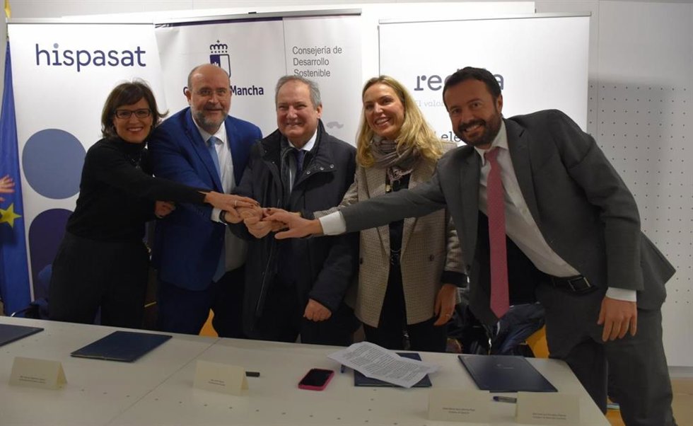 Firma del acuerdo entre el Gobierno de C-LM, Hispasat y Red Eléctrica para la llegada de Internet de forma gratuita a las pedanías de Sigüenza