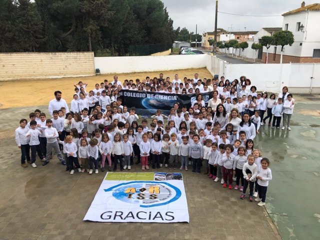 Alumnado del colegio Nuestra Señora del Carmen en una actividad