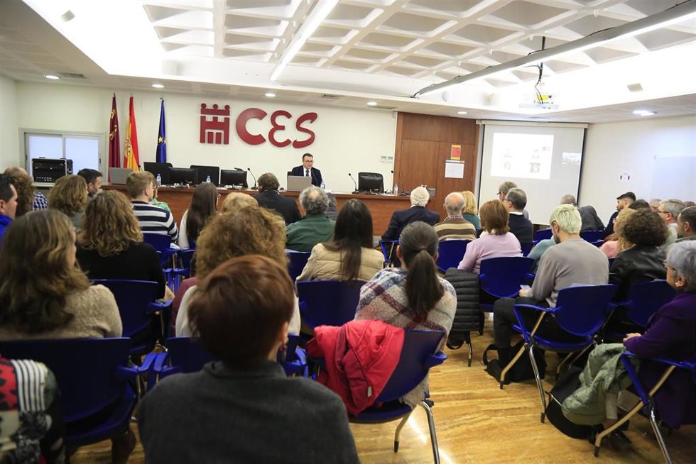 Presentación del Informe El modelo asistencial a personas mayores de la Región de Murcia: una propuesta sociosanitaria, coordinado por Carmelo Gómez, director de la Cátedra de Humanización y Cuidados a Mayores de la UCAM
