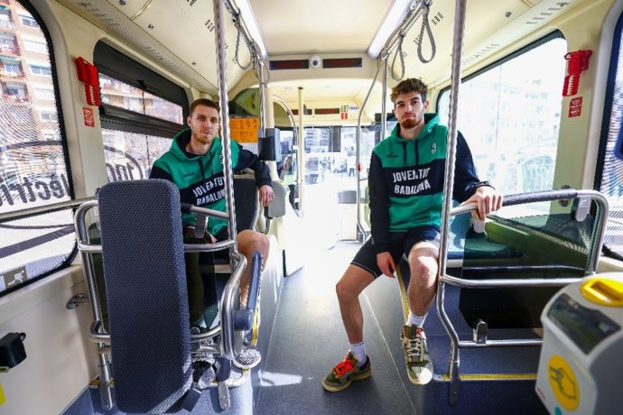Els jugadors del Joventut Vladimir Bordziansky i Pep Busquets en un dels autobusos elctrics