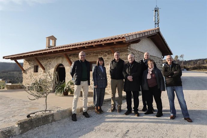 El vicepresidente del Gobierno de Navarra José María Aierdi, junto al alcalde de Legarda, Silvestre Belzunegui, y resto de autoridades locales junto a la ermita rehabilitada.