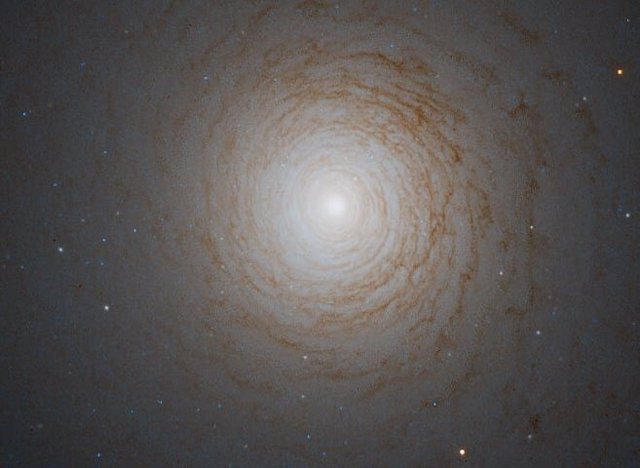NGC 524 es una galaxia de la constelación de Piscis, y es una de las galaxias observadas en este estudio. Se encuentra a una distancia de unos 90 millones de años luz de la Tierra.