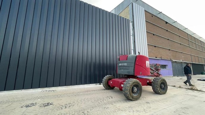 Colocación de listones metálicos en el exterior del Estadio de La Victoria