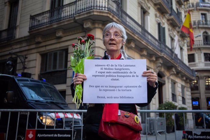 Archivo - Varias personas protestan por una placa por la Memoria Histórica colocada al lado de la comisaria Via Laietana que ha aparecido calcinada. 