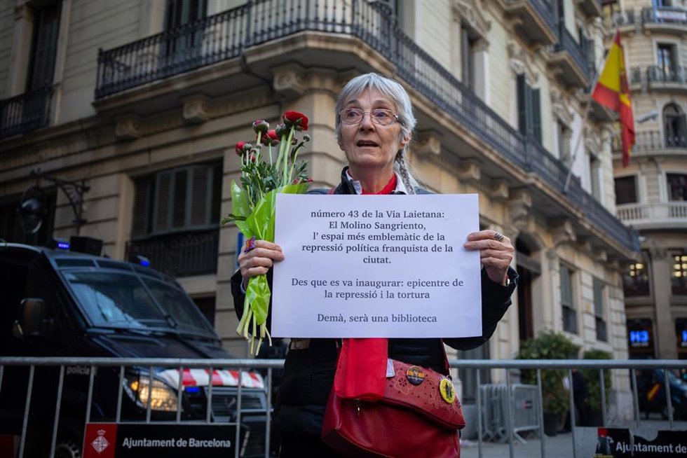 Archivo - Varias personas protestan por una placa por la Memoria Histórica colocada al lado de la comisaria Via Laietana que ha aparecido calcinada.