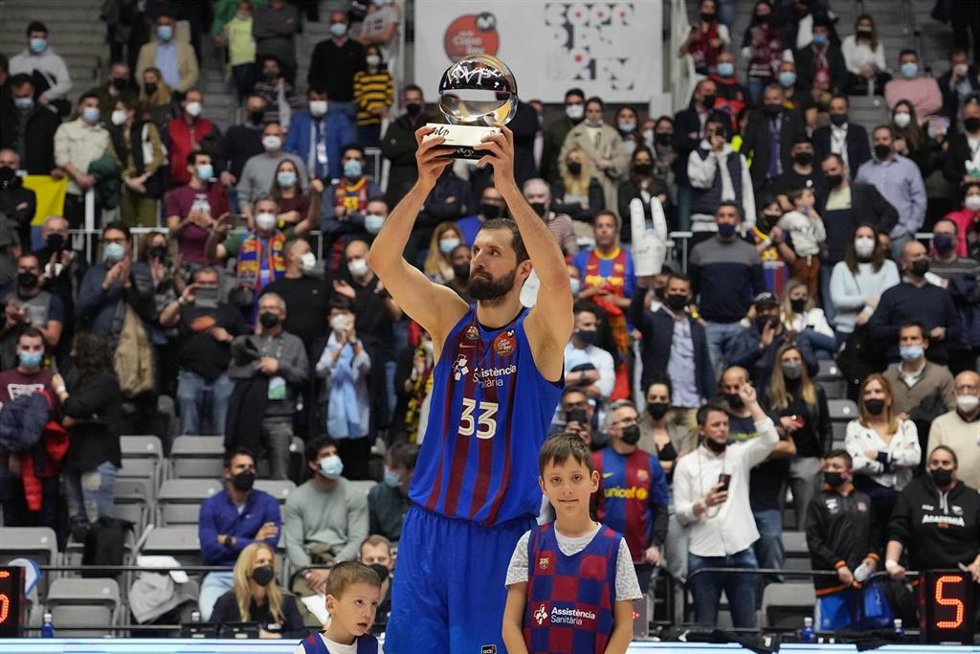 Archivo - Nikola Mirotic levanta su trofeo de 'MVP' de la Copa del Rey 2022
