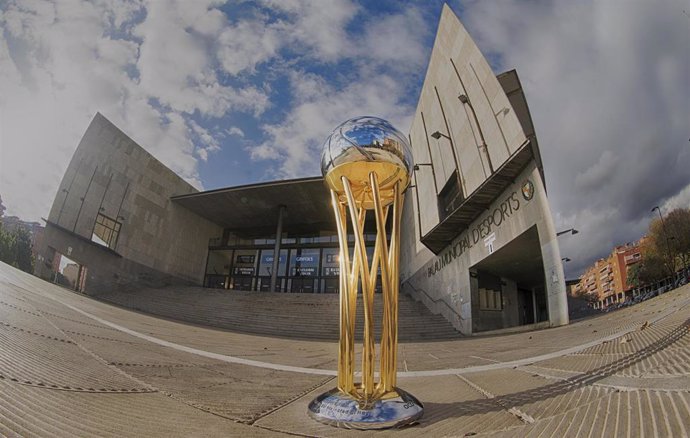 Archivo - El trofeo de la Copa del Rey de baloncesto, delante del Olímpic de Badalona