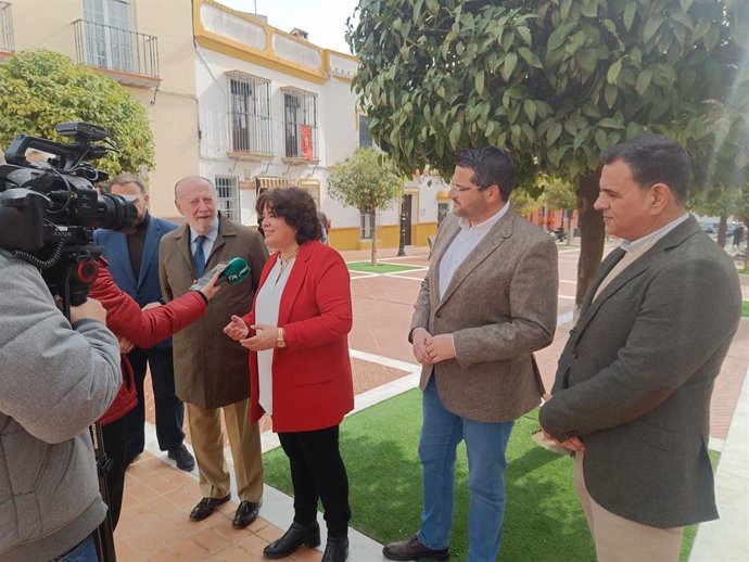 La alcaldesa de Huévar recibe al presidente de la Diputación para visitar varias obras de la localidad.