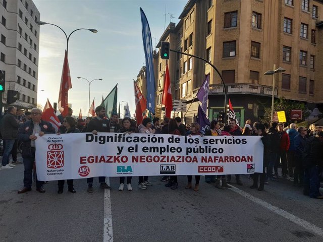 Imagen de la cabecera de la manifestación convocada este miércoles, con motivo de la huelga en la Función Pública de Navarra para reivindicar unos servicios y empleo públicos "dignos"