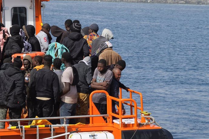 Un barco de Salvamento Marítimo con casi un centenar de migrantes llega al Muelle de Arguineguín