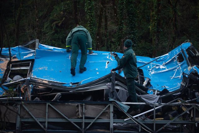 Archivo - Dos efectivos del Grupo Especial de Actividades Subacuáticas de la Guardia Civil (GEAS) participan en la labor de izado del autobús accidentado para sacarlo del cauce del río Lérez, a  27 de diciembre de 2022, en Cerdedo-Cotobade, Pontevedra, Ga