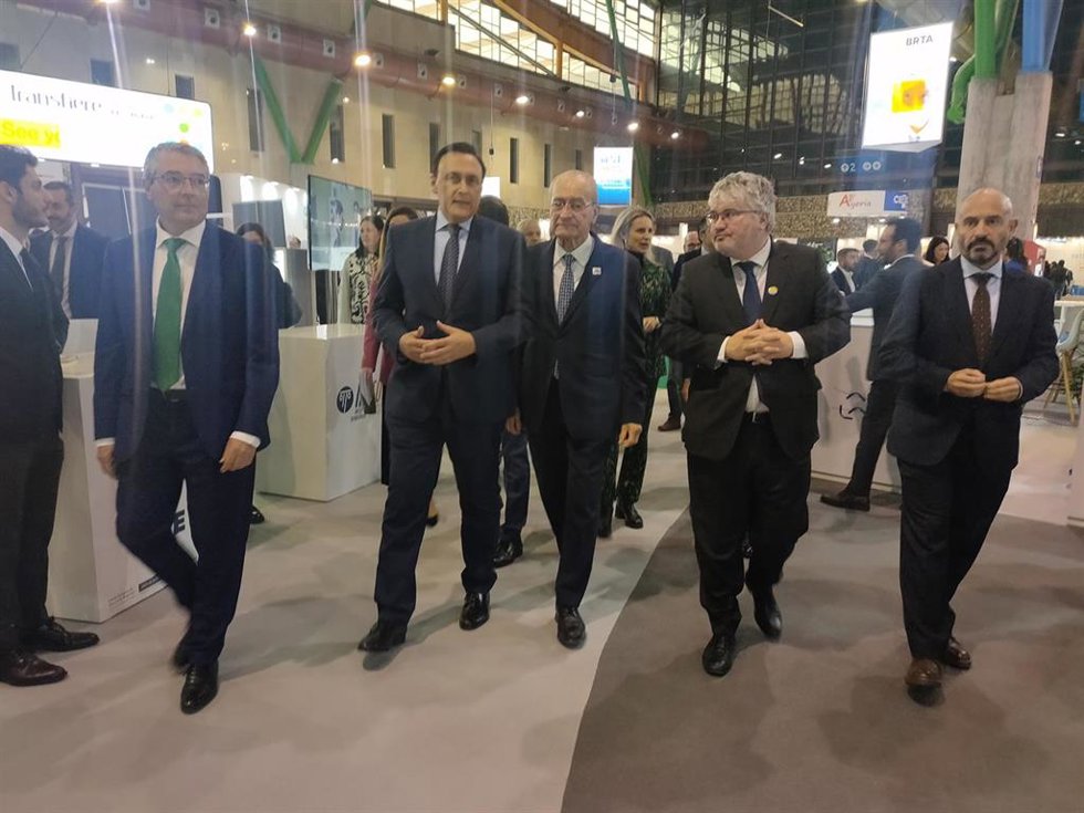 A la inauguración de Transfiere ha asistido el subsecretario del Departamento, Pablo Garde, presidente, además, de la Oficina, acompañado por la directora de la misma, Aida Fernández, y el subdelegado del Gobierno en Málaga, Javier Salas.