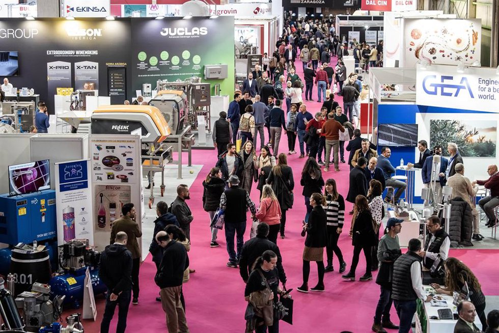 El Salón Internacional de Maquinaria, Técnicas y Equipos para bodegas, ENOMAQ recibe en su segunda jornada gran afluencia de profesionales del vino, aceite y cerveza.