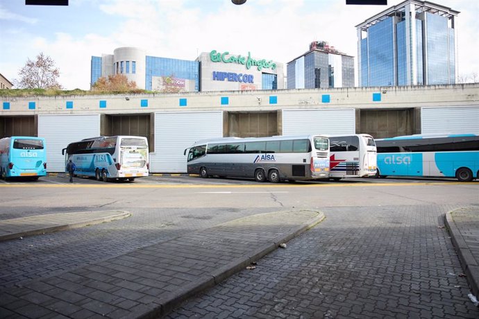 Archivo - Varios autobuses en la estación de autobuses de Méndez Álvaro, a 30 de diciembre de 2022, en Madrid