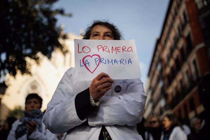 Una mujer protesta con un cartel que reza 'Lo primero, la primaria' durante una concentración de médicos y pediatras de Atención Primaria, por el centro de Madrid, a 15 de febrero de 2023