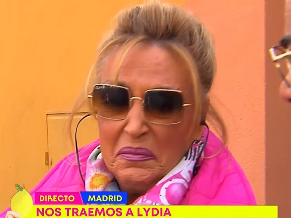 LYDIA LOZANO SALE DE SU CASA Y RECIBE A JORGE JAVIER VÁZQUEZ TRAS SU ATAQUE DE ANSIEDAD