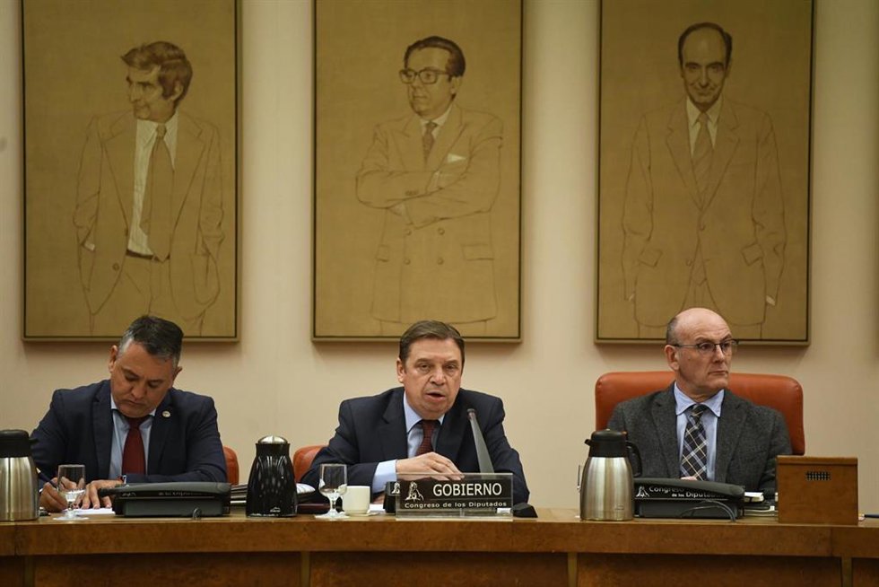 El ministro de Agricultura, Pesca y Alimentación, Luis Planas (c), comparece en la Comisión de Agricultura, Pesca y Alimentación, en el Congreso de los Diputados, a 15 de febrero de 2023, en Madrid (España). Planas ha comparecido, a petición propia,  pa