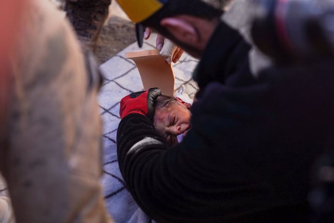 February 9, 2023, Hatay, Antakya, Turkey: Soldiers attend to a 20-day-old baby who was rescued 59 hours after the earthquake. After the baby, who was stuck in the wreckage with his mother, was rescued, he was transported to the ambulance by the soldiers