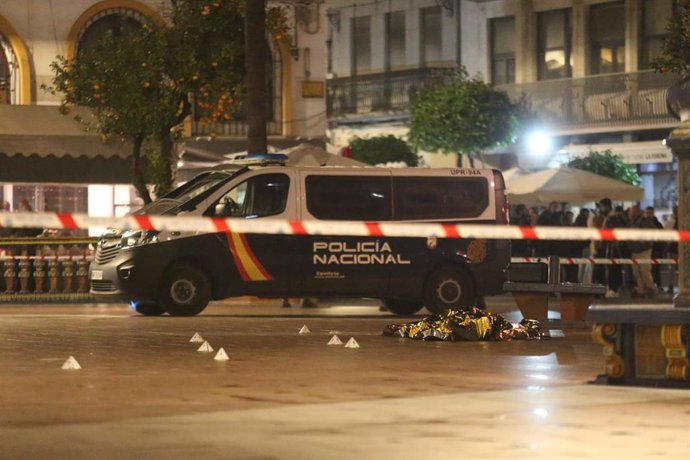 Efectivos sanitarios y policiales cubren el cadáver del sacristán fallecido en un ataque yihadista en Algeciras