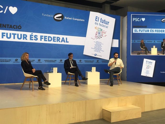 La presidenta del Congreso, Meritxell Batet, junto al primer secretario del PSC, Salvador Illa, y el diputado Ferran Pedret, en la presentación de 'El futur és federal'.