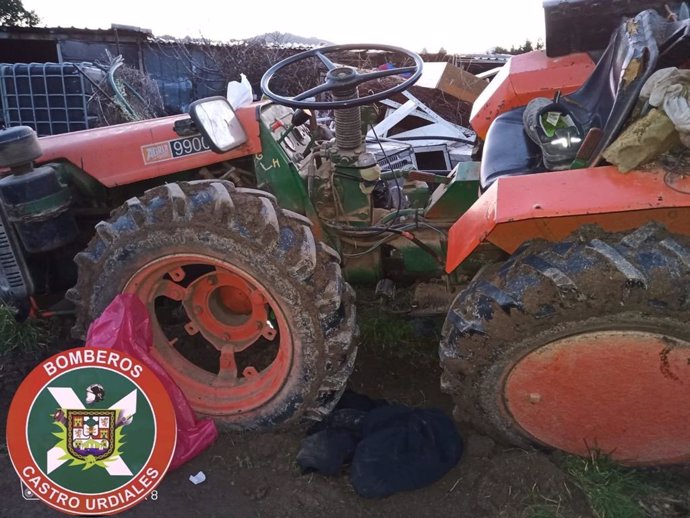Tractor bajo el que quedó atrapado un hombre en Castro Urdiales
