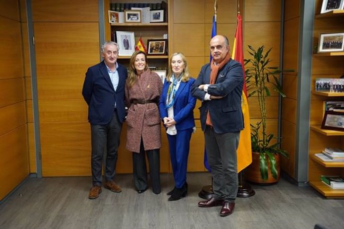 La vicesecretaria de Políticas Sociales del PP, Carmen Navarro, se reúne con el presidente de la Organización Médica Colegial de España, Tomás Cobo. 15 de febrero de 2023. (MADRID).