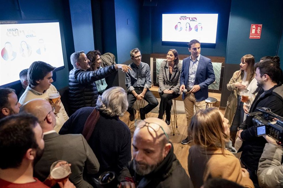 (I-D) El ministro de Presidencia, Félix Bolaños; la candidata a la Alcaldía por el PSOE, Reyes Maroto; y el secretario del PSOE-M, Juan Lobato, participan en un encuentro con jóvenes, a 15 de febrero de 2023, en Madrid (España). El PSOE de Madrid  ha la
