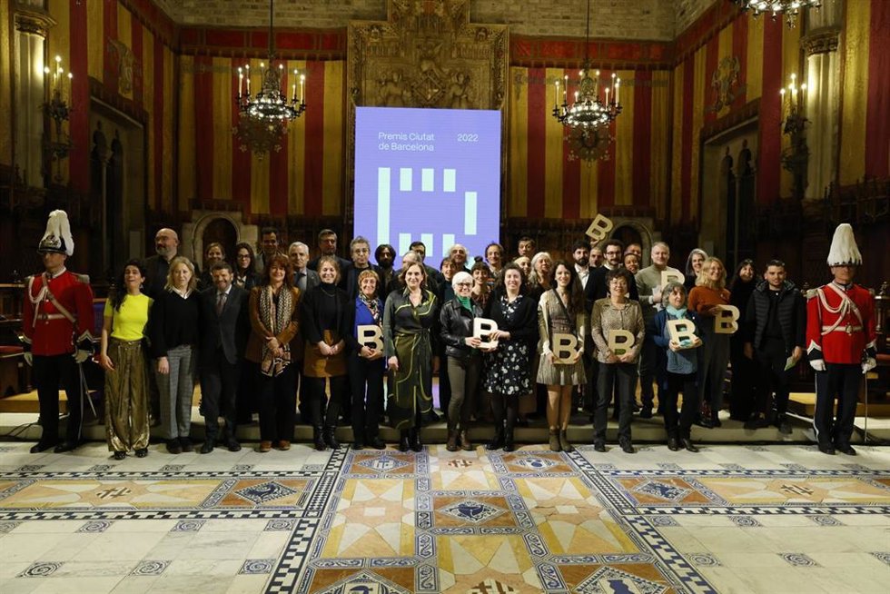 La alcaldesa de Barcelona, Ada Colau, junto con los premiados en los Premis Ciutat de Barcelona 2022