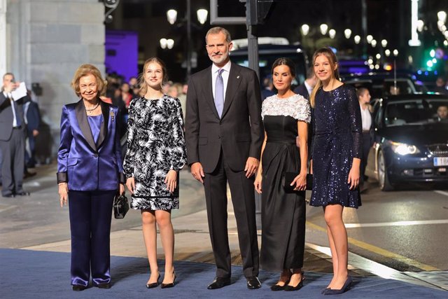 Archivo - Los Reyes Felipe VI y Doña Letizia acompañada de sus hijas la Princesa Leonor y la Infanta Sofía, junto a la Reina Doña Sofía salen de los Premios Princesa de Asturias 2022 a 28 de Octubre de 2022 en Oviedo (España).