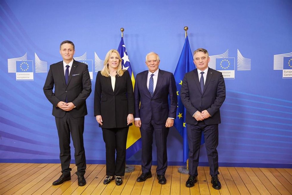 La presidencia tripartita de Bosnia y Herzegovina junto al Alto Representante para Política Exterior, Josep Borrell