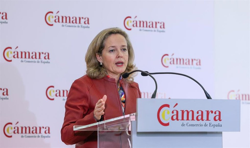 La vicepresidenta primera y ministra de Asuntos Económicos y Transformación Digital, Nadia Calviño, interviene durante la reunión del pleno extraordinario de la Cámara de Comercio, Industria, Servicios y Navegación de España,