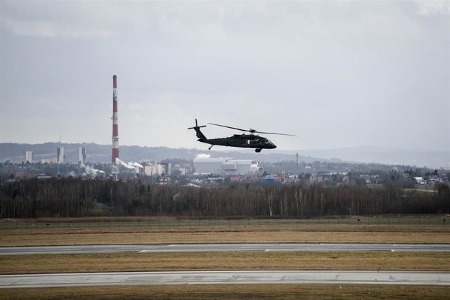Archivo - Imagen de archivo de un helicóptero estadounidense Black Hawk en el aeropuerto de Jasionka, Polonia