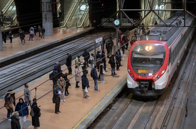 Varias personas esperan en el andén de Cercanías, en la estación Puerta de Atocha-Almudena Grandes, a 7 de febrero de 2023, en Madrid (España).