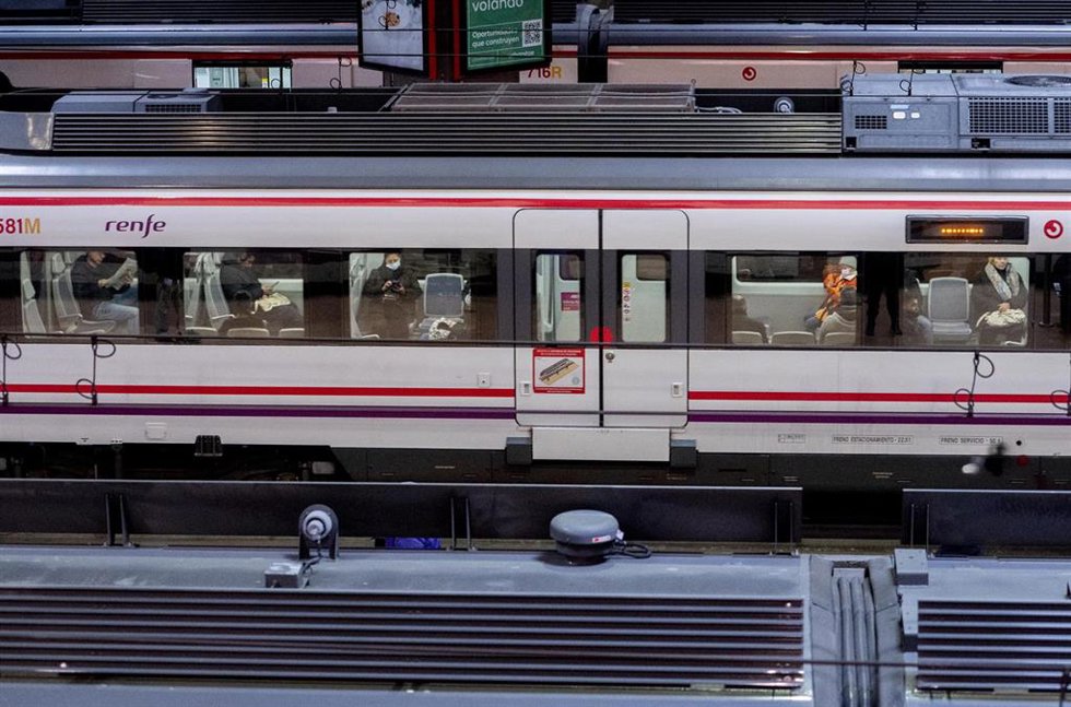 Un tren de Cercanías en la estación Puerta de Atocha-Almudena Grandes.